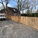 Frans schapenhek kastanje 120 cm hoog, latafstand 4 cm, 2 x 5m rol, kastanje paal 175cm lang, diameter 7/9 cm, gepunt, schapenhek poort kastanje (volgens klantspecificaties), 185 cm breed x 120 cm hoog, rechtsdraaiend, met poortsluiting met veer, schapenhek poort kastanje (volgens klantspecificaties), 194B x 120H, dubbele poort