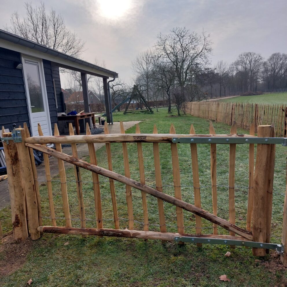 Frans schapenhek kastanje 100 cm hoog, latafstand 10 cm, 10 meter rol, raamwerkpoort kastanje enkel 200 cm breed x 100 cm hoog, raamwerkpoort kastanje enkel 100 cm breed x 100 cm hoog, kastanje paal 175 cm lang, diameter 10-12 cm, gepunt, kastanje paal 150/160 cm lang, diameter 7/9cm, gepunt, kastanje paal 175 cm lang, diameter 10/12 cm, gepunt, RVS schroeven, 4,5 x 70, 100 stuks inclusief bitje, krammen 3,5 x 35 mm, 5 kilo, draadspanner medium en large