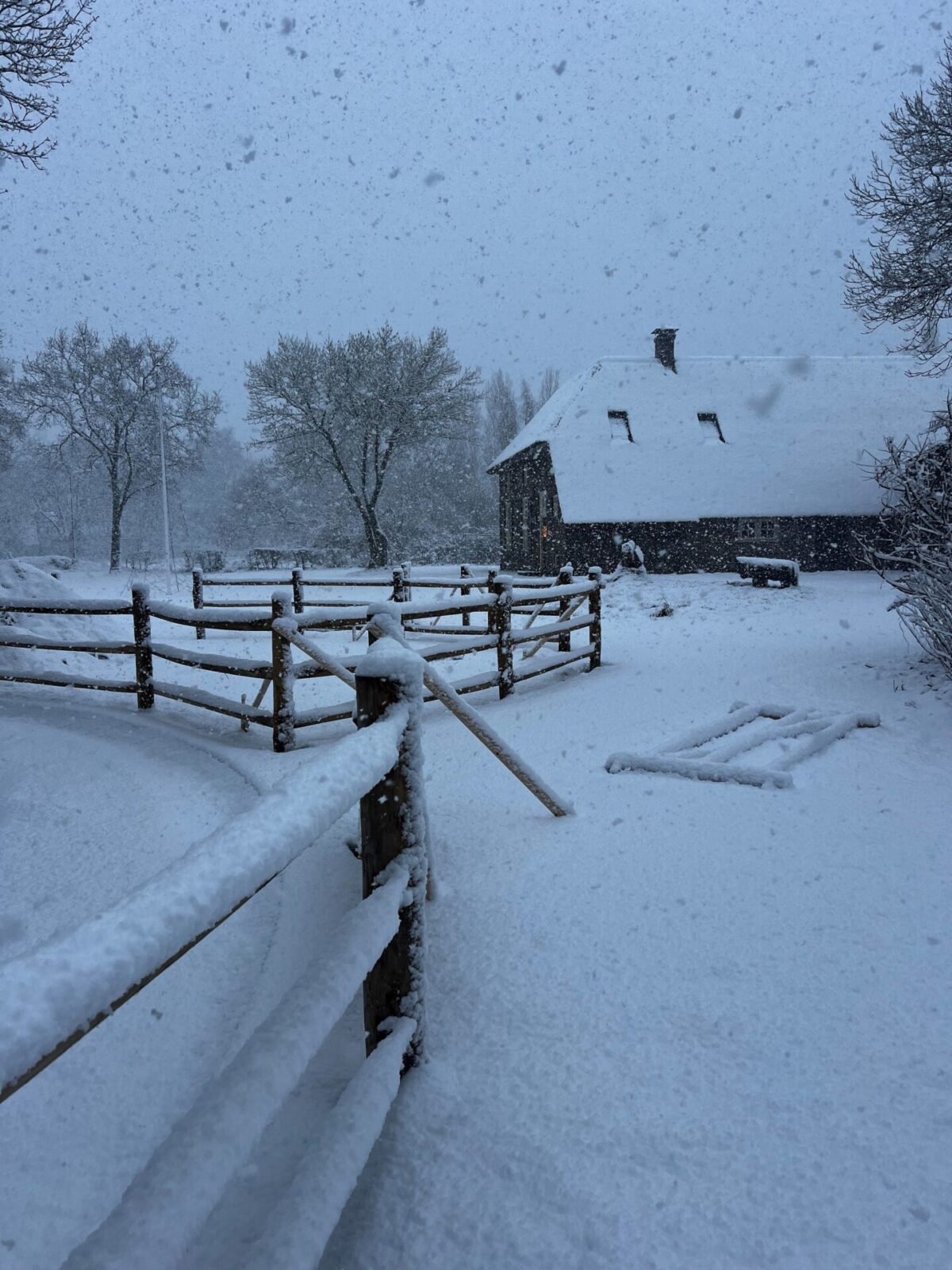 Post-en rail bouwen in de sneeuw
