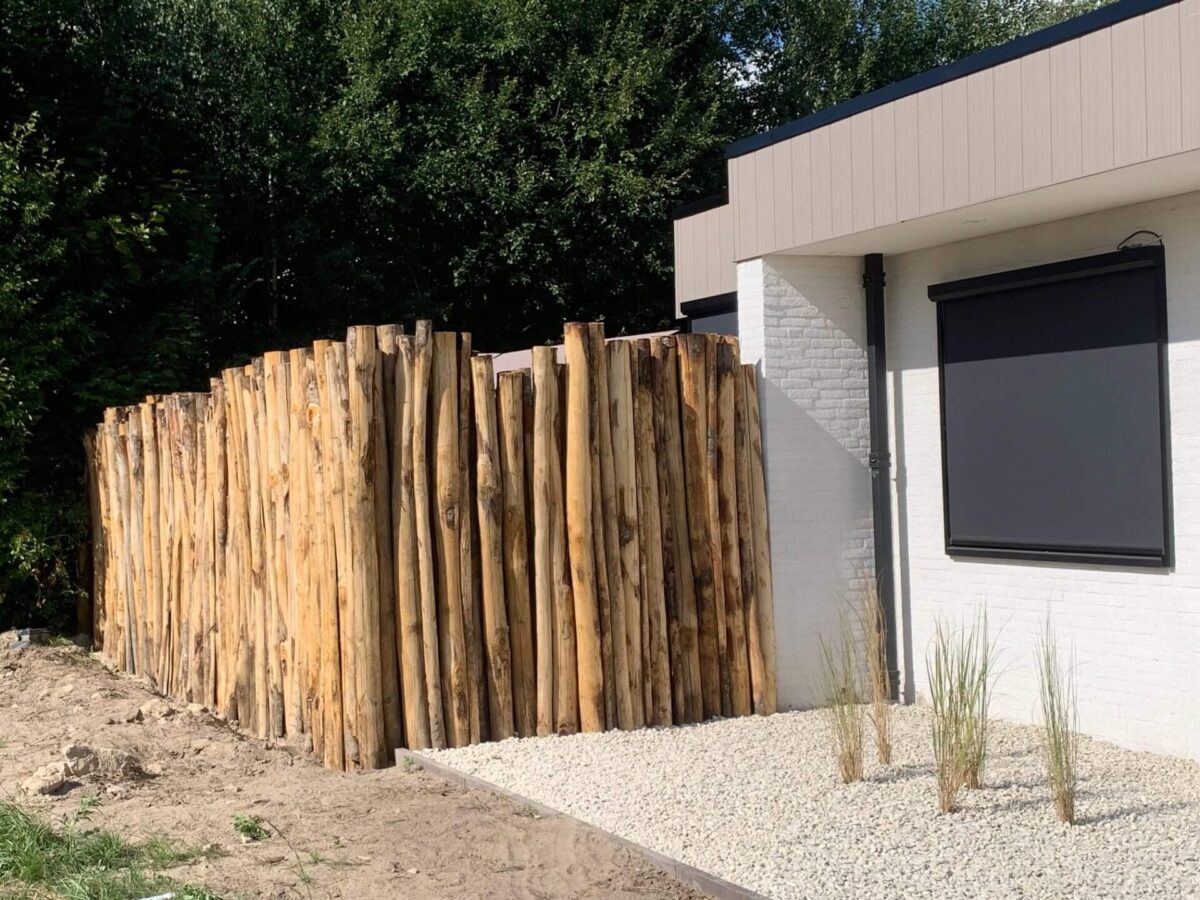 Kastanje palen in diameter 13/16 cm en 10/12 cm voor een kijkdichte tuinafscheiding