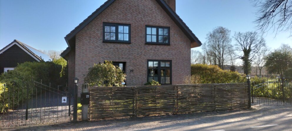 Hazelaar scherm Somme 3, 180Bx115H en kastanje paal 175 cm lang, diam. 7-9 cm, gepunt