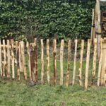 Frans schapenhek kastanje 80 cm hoog, latafstand 6 cm, 10 meter rol en raamwerkpoort kastanje enkel, 80 cm breed, 50 cm hoog, rechtsdraaiend