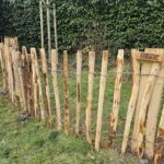 Frans schapenhek kastanje 80 cm hoog, latafstand 6 cm, 10 meter rol en raamwerkpoort kastanje enkel, 80 cm breed, 50 cm hoog, rechtsdraaiend