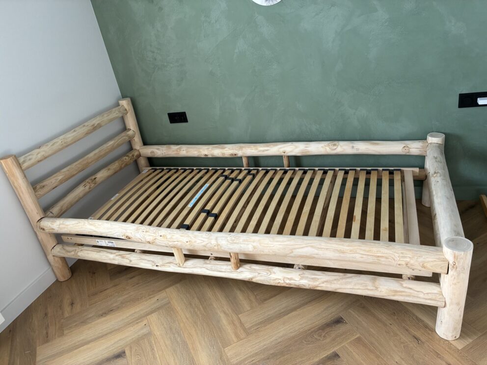 Bed gemaakt van kastanjehout