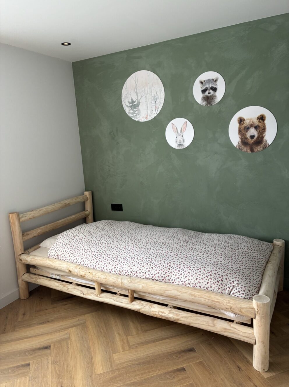 Bed gemaakt van kastanjehout