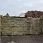 Wilgentenen per bos (18 - 20 tenen) en Kastanje paal 150/160 cm lang, diam. 10-12 cm, gepunt