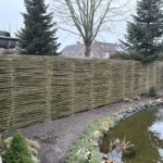 Wilgentenen per bos (18 - 20 tenen) en Kastanje paal 150/160 cm lang, diam. 10-12 cm, gepunt