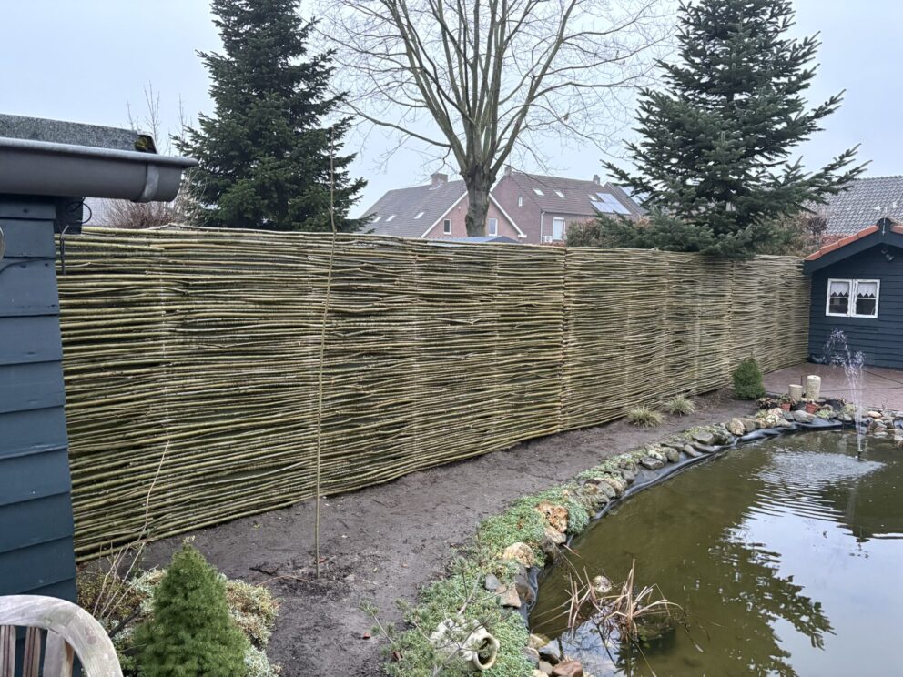 Wilgentenen per bos (18 - 20 tenen) en Kastanje paal 150/160 cm lang, diam. 10-12 cm, gepunt