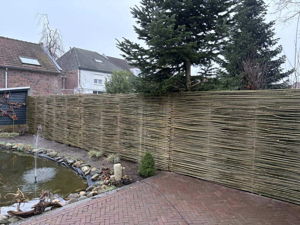 Wilgentenen per bos (18 - 20 tenen) en Kastanje paal 150/160 cm lang, diam. 10-12 cm, gepunt