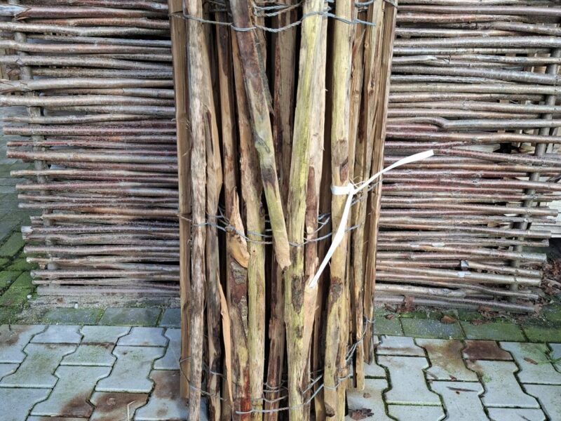 Nr 105 Schapenhek kastanje 120 cm hoog, latafstand 8 cm. Lengte 500 cm, 2 latten stuk