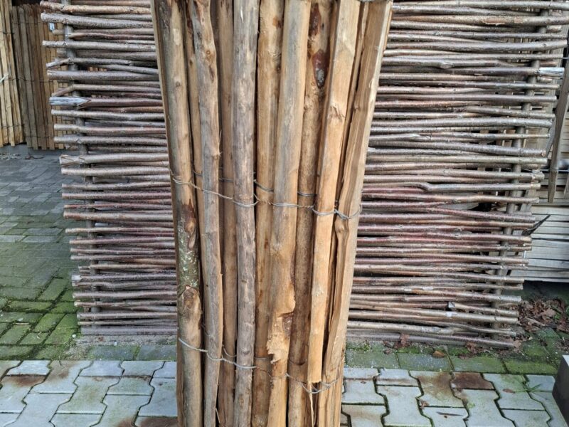 Nr 106 Schapenhek kastanje 150 cm hoog, latafstand 4 cm. Lengte 500 cm, 1 lat stuk