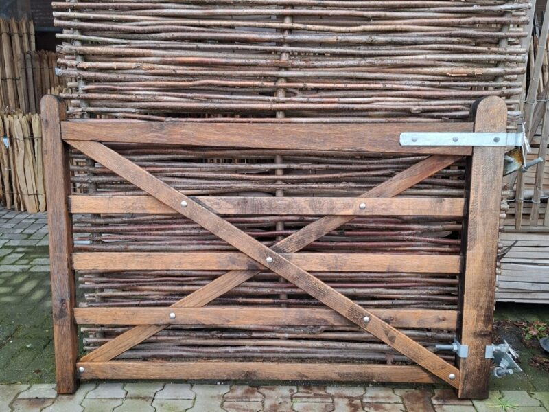 Nr 14 Engelse poort eiken enkel 120 cm H x 175 cm BR, rechtsdraaiend met grondpen