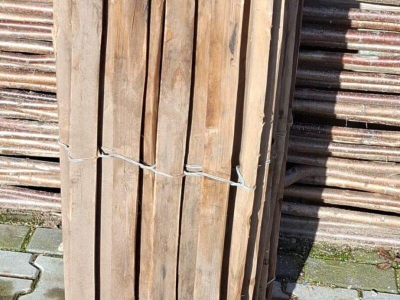 Nr 142 Rasterhekwerk kastanje 100 cm hoog met halfronde latten, latafstand 2 cm. Lengte 500 cm