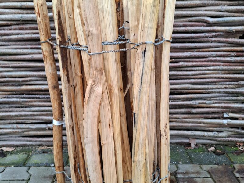 Nr 143 Frans schapenhek kastanje 80 cm hoog, latafstand 8 cm. Lengte 450 cm. 1 lat stuk.