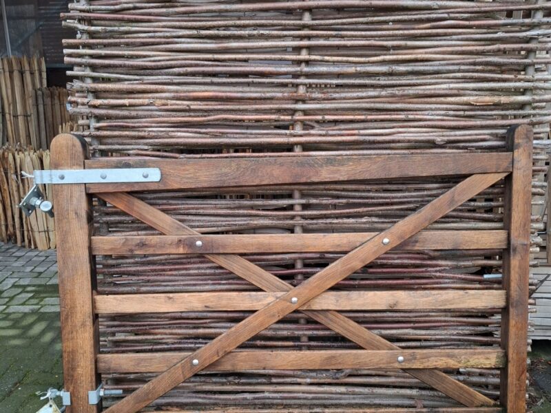 Nr 15 Engelse poort eiken enkel 120 cm H x 175 cm BR, linksdraaiend met grondpen