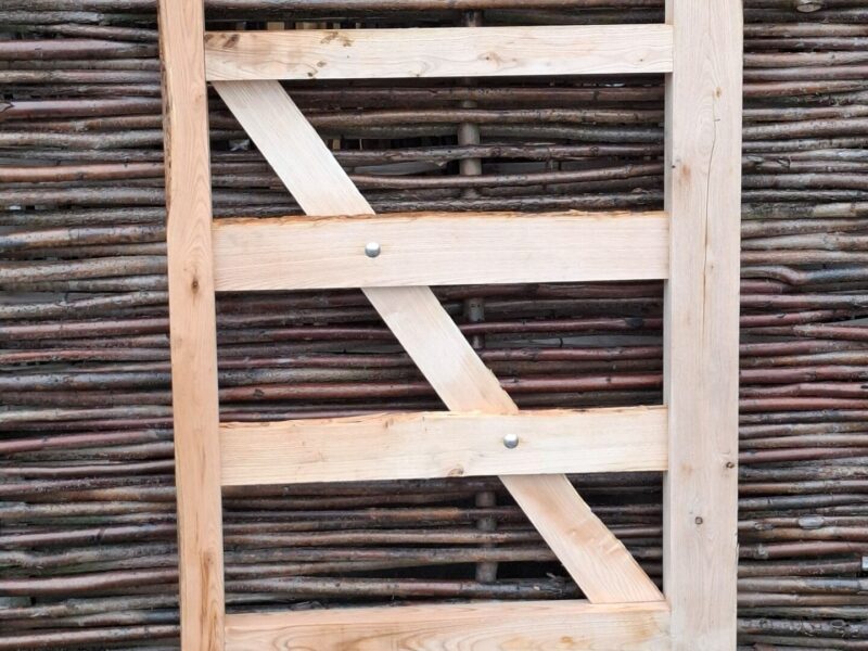 Nr 9 Veldpoort rustiek kastanje enkel 90 cm BR x 120 cm H met verzwaarde onderbalk