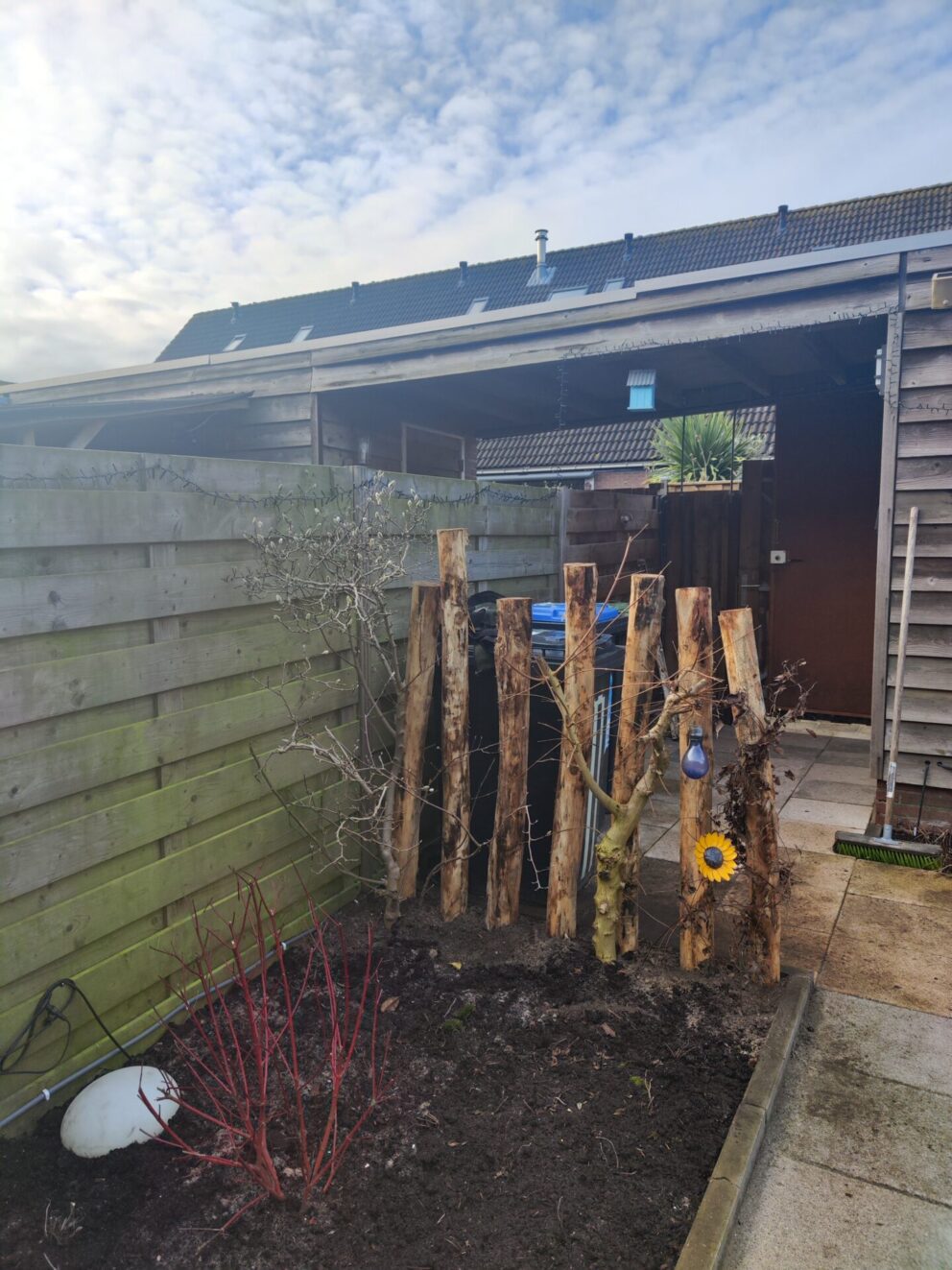 Robinia paal 180 cm lang, diam. 8-10 cm, geschild gepunt en robinia paal 160 cm lang, diam. 8-10 cm geschild gepunt