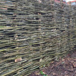 Robinia paal 250 cm lang, diam. 6-8 cm geschild gepunt en wilgentenen per bos (18-20 tenen)