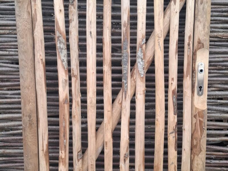 nr 33 LUXE schapenhek poort met slot kastanje 175 cm hoog en 102 cm breed. Linksdraaiend.