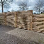 Vlechtscherm kastanje 180 x 180 cm, vlechtscherm kastanje 150H x 180B, kastanje paal 4-zijdig, ronde hoeken, diameter 10 cm, lengte 270 cm, kastanje paal 4-zijdig, ronde hoeken, diameter 10 cm, lengte 220 cm en RVS schroeven 5 x 100, 100 stuks inclusief bitje