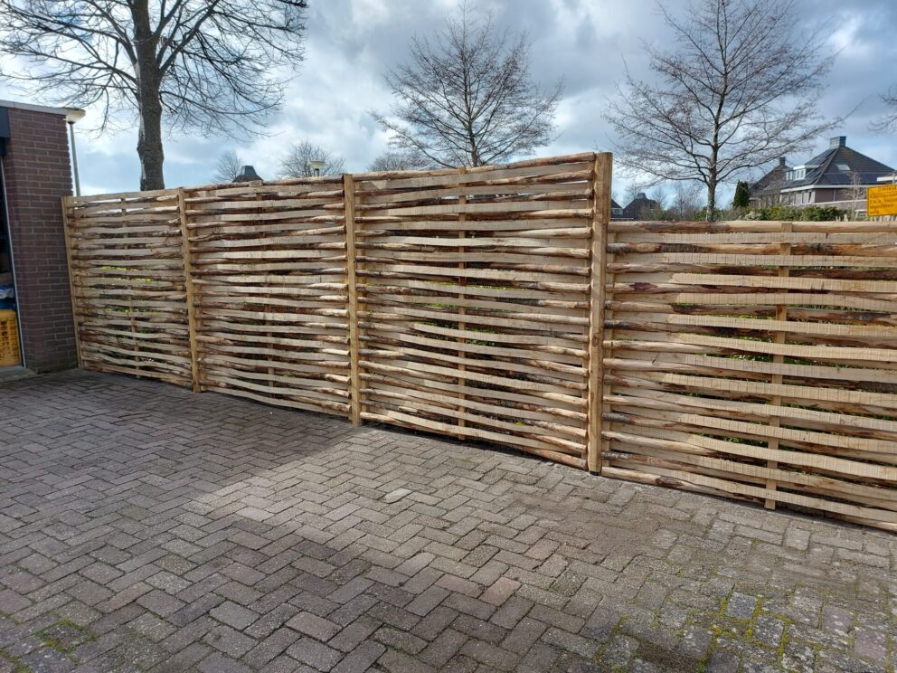 Vlechtscherm kastanje 180 x 180 cm, vlechtscherm kastanje 150H x 180B, kastanje paal 4-zijdig, ronde hoeken, diameter 10 cm, lengte 270 cm, kastanje paal 4-zijdig, ronde hoeken, diameter 10 cm, lengte 220 cm en RVS schroeven 5 x 100, 100 stuks inclusief bitje