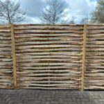 Vlechtscherm kastanje 180 x 180 cm, vlechtscherm kastanje 150H x 180B, kastanje paal 4-zijdig, ronde hoeken, diameter 10 cm, lengte 270 cm, kastanje paal 4-zijdig, ronde hoeken, diameter 10 cm, lengte 220 cm en RVS schroeven 5 x 100, 100 stuks inclusief bitje