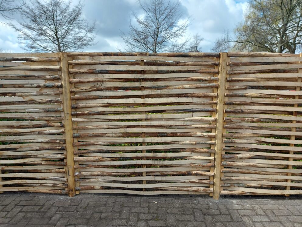 Vlechtscherm kastanje 180 x 180 cm, vlechtscherm kastanje 150H x 180B, kastanje paal 4-zijdig, ronde hoeken, diameter 10 cm, lengte 270 cm, kastanje paal 4-zijdig, ronde hoeken, diameter 10 cm, lengte 220 cm en RVS schroeven 5 x 100, 100 stuks inclusief bitje