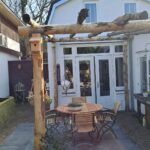 Kastanje paal 300 cm lang, diam. 13-16 cm, ongepunt en kastanje paal 500 cm lang, diam. 10-12 cm, ongepunt, pergola