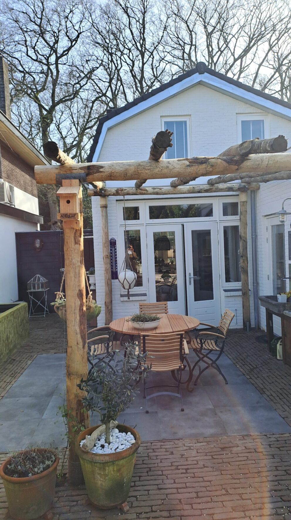 Kastanje paal 300 cm lang, diam. 13-16 cm, ongepunt en kastanje paal 500 cm lang, diam. 10-12 cm, ongepunt, pergola