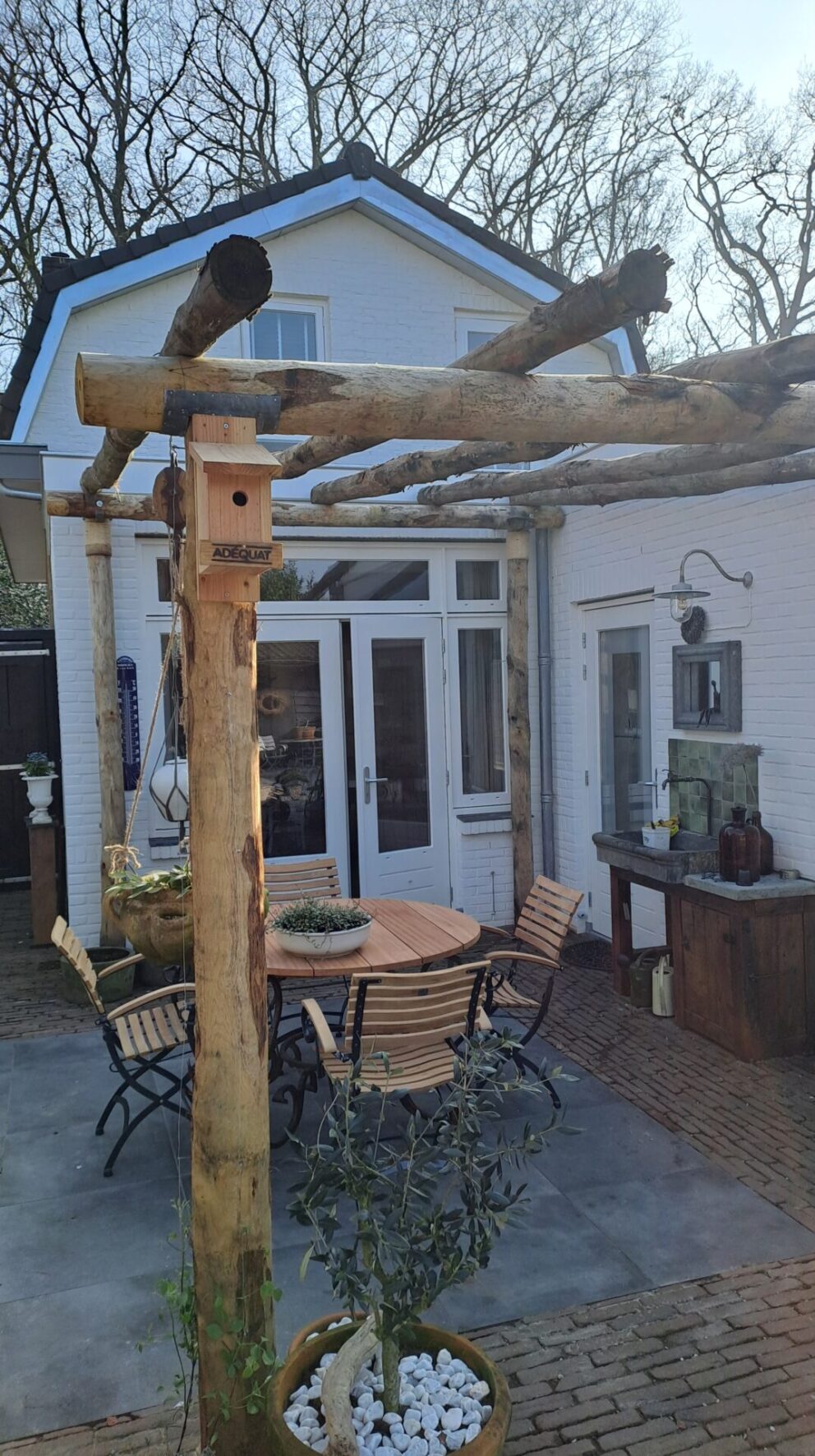 Kastanje paal 300 cm lang, diam. 13-16 cm, ongepunt en kastanje paal 500 cm lang, diam. 10-12 cm, ongepunt, pergola