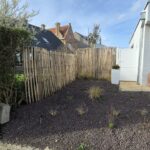 Frans schapenhek kastanje 200 cm hoog, latafstand 2 cm, kastanje paal 300 cm lang, diameter 7/9 cm, gepunt en kastanje paal 300 cm lang, diameter 10/12 cm, gepunt