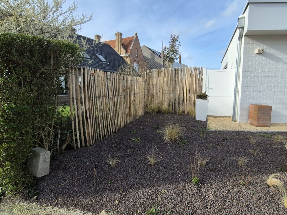 Frans schapenhek kastanje 200 cm hoog, latafstand 2 cm, kastanje paal 300 cm lang, diameter 7/9 cm, gepunt en kastanje paal 300 cm lang, diameter 10/12 cm, gepunt