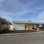 Frans schapenhek kastanje 200 cm hoog, latafstand 2 cm, kastanje paal 300 cm lang, diameter 7/9 cm, gepunt en kastanje paal 300 cm lang, diameter 10/12 cm, gepunt