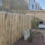 Frans schapenhek kastanje 200 cm hoog, latafstand 2 cm, kastanje paal 300 cm lang, diameter 7/9 cm, gepunt en kastanje paal 300 cm lang, diameter 10/12 cm, gepunt