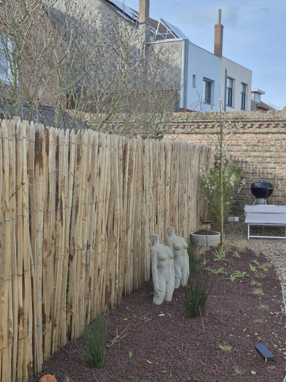 Frans schapenhek kastanje 200 cm hoog, latafstand 2 cm, kastanje paal 300 cm lang, diameter 7/9 cm, gepunt en kastanje paal 300 cm lang, diameter 10/12 cm, gepunt