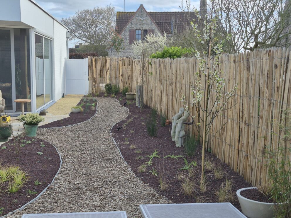 Frans schapenhek kastanje 200 cm hoog, latafstand 2 cm, kastanje paal 300 cm lang, diameter 7/9 cm, gepunt en kastanje paal 300 cm lang, diameter 10/12 cm, gepunt