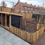 Frans schapenhek kastanje 50 cm hoog, latafstand 4 cm, schapenhek poort kastanje enkel 80B x 50H (cm), rechtsdraaiend, kastanje paal 100 cm lang, diameter 5/7 cm en RVS schroeven 4,5 x 60, 100 stuks inclusief bitje