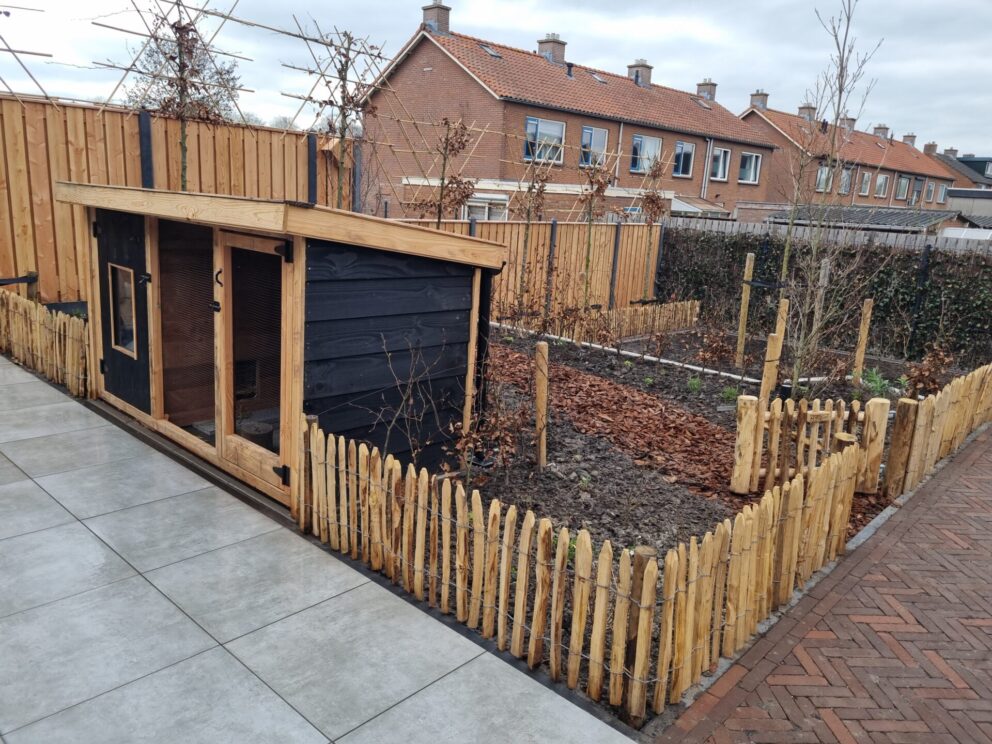 Frans schapenhek kastanje 50 cm hoog, latafstand 4 cm, schapenhek poort kastanje enkel 80B x 50H (cm), rechtsdraaiend, kastanje paal 100 cm lang, diameter 5/7 cm en RVS schroeven 4,5 x 60, 100 stuks inclusief bitje