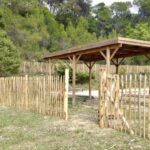 Kastanje paal diameter 7/9 cm, 175 cm lang, gepunt, kastanje paal, diameter 10/12 cm, 200 cm lang, gepunt, Franse rondhoutpoort 100B x 120H (cm), Engelse veersluiting met schuif en Frans schapenhek 120 cm hoog, latafstand 6 cm, zwembadomheining