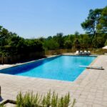 Kastanje paal diameter 7/9 cm, 175 cm lang, gepunt, kastanje paal, diameter 10/12 cm, 200 cm lang, gepunt, Franse rondhoutpoort 100B x 120H (cm), Engelse veersluiting met schuif en Frans schapenhek 120 cm hoog, latafstand 6 cm, zwembadomheining