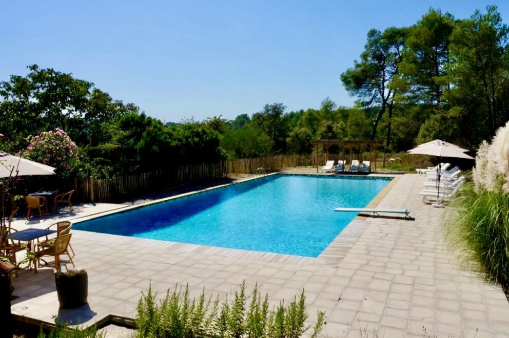 Kastanje paal diameter 7/9 cm, 175 cm lang, gepunt, kastanje paal, diameter 10/12 cm, 200 cm lang, gepunt, Franse rondhoutpoort 100B x 120H (cm), Engelse veersluiting met schuif en Frans schapenhek 120 cm hoog, latafstand 6 cm, zwembadomheining