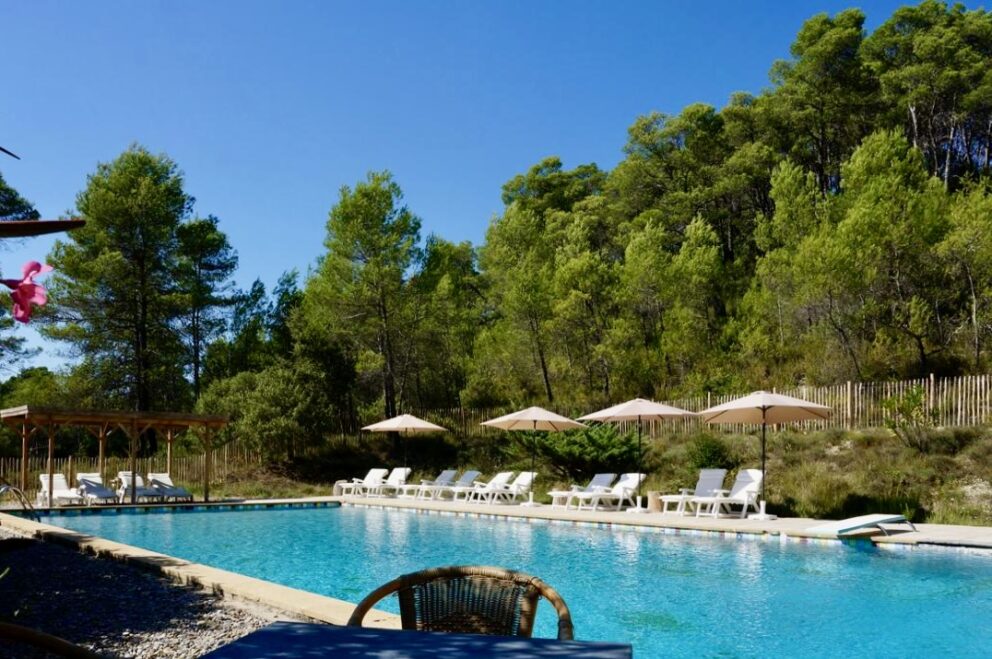 Kastanje paal diameter 7/9 cm, 175 cm lang, gepunt, kastanje paal, diameter 10/12 cm, 200 cm lang, gepunt, Franse rondhoutpoort 100B x 120H (cm), Engelse veersluiting met schuif en Frans schapenhek 120 cm hoog, latafstand 6 cm, zwembadomheining