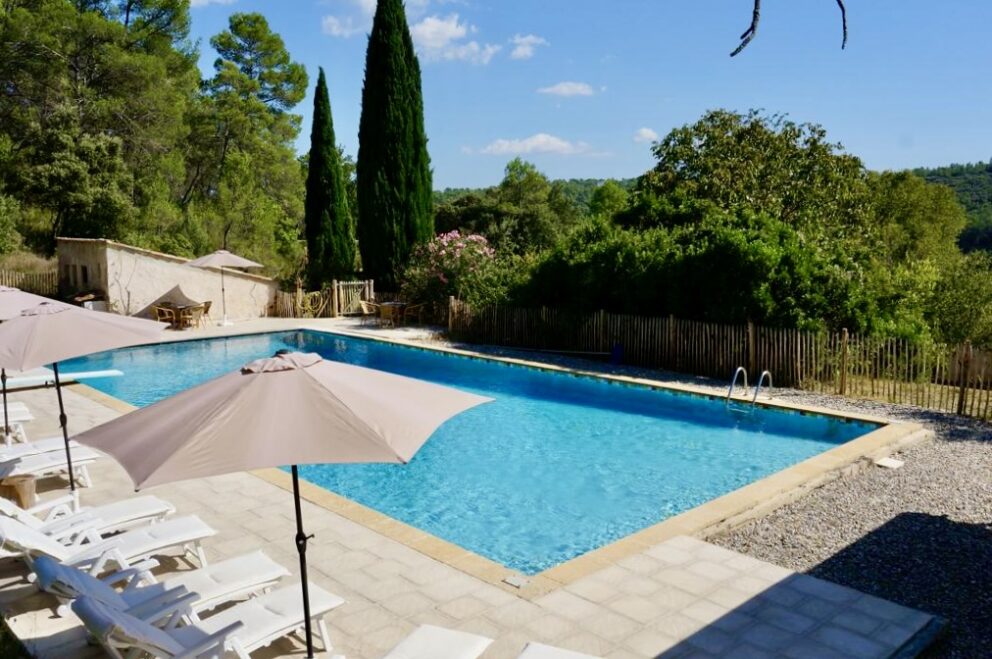 Kastanje paal diameter 7/9 cm, 175 cm lang, gepunt, kastanje paal, diameter 10/12 cm, 200 cm lang, gepunt, Franse rondhoutpoort 100B x 120H (cm), Engelse veersluiting met schuif en Frans schapenhek 120 cm hoog, latafstand 6 cm, zwembadomheining