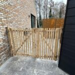 Schapenhek poort kastanje dubbel, 80 cm breed x 120 cm hoog (rechts), schapenhek poort kastanje dubbel, 100 cm breed x 120 cm hoog (links), plantpaal met bodemhuls, bodemhuls met grondplaat 10 cm, daarop aangepaste poortpaal en een afgevlakte poortpaal voor bevestiging tegen de muur