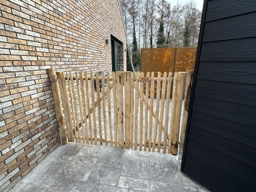Schapenhek poort kastanje dubbel, 80 cm breed x 120 cm hoog (rechts), schapenhek poort kastanje dubbel, 100 cm breed x 120 cm hoog (links), plantpaal met bodemhuls, bodemhuls met grondplaat 10 cm, daarop aangepaste poortpaal en een afgevlakte poortpaal voor bevestiging tegen de muur