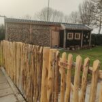 Frans schapenhek kastanje 100 cm hoog, latafstand 6 cm, kastanje paal 150/160 cm lang, diameter 7-9 cm, gepunt en schapenhek poort kastanje dubbel 120B x 100H (cm)