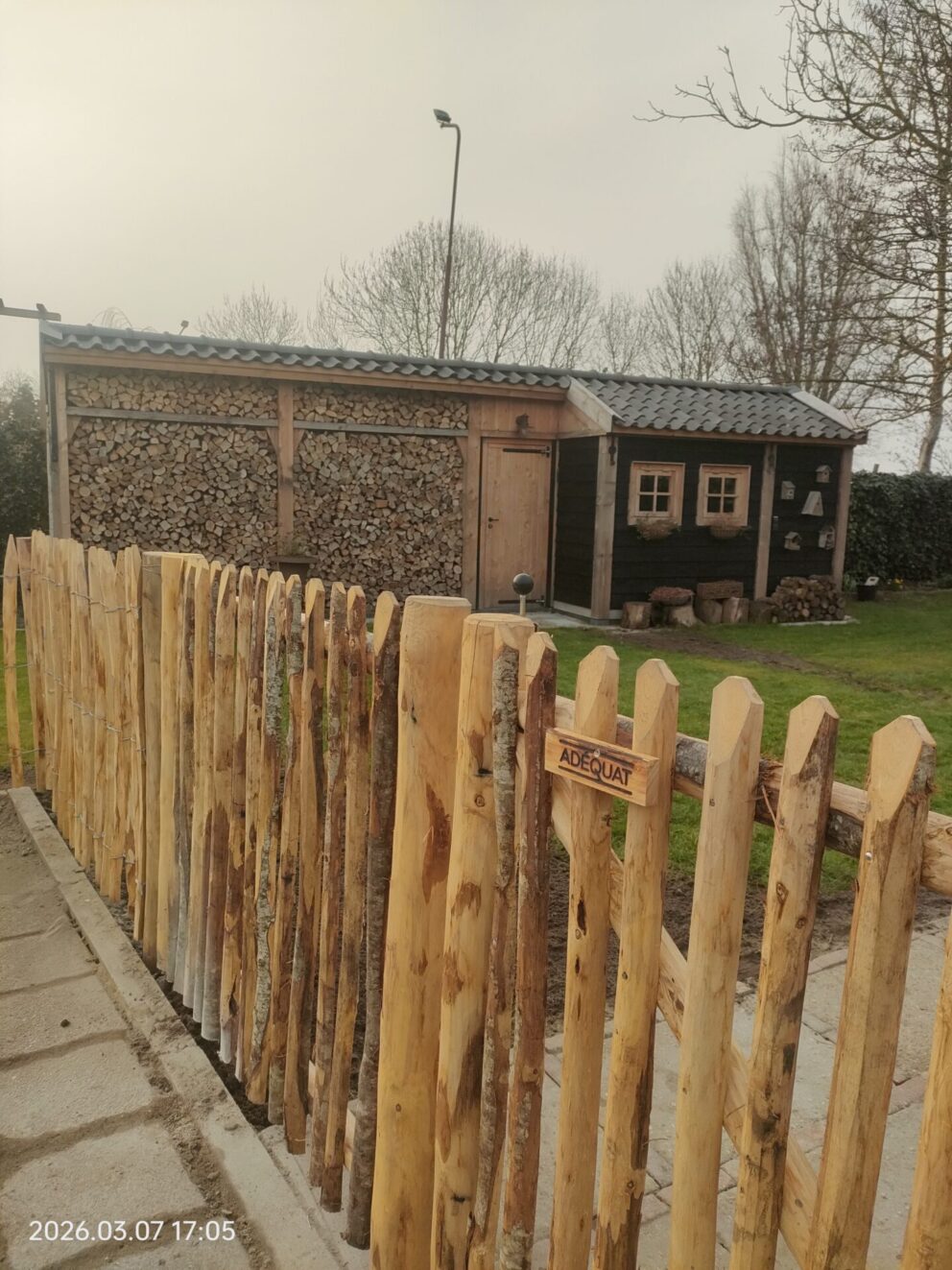 Frans schapenhek kastanje 100 cm hoog, latafstand 6 cm, kastanje paal 150/160 cm lang, diameter 7-9 cm, gepunt en schapenhek poort kastanje dubbel 120B x 100H (cm)