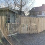 Frans schapenhek katanje 175 cm hoog, latafstand 2 cm, kastanje paal 250 cm lang, diameter 7/9 cm, gepunt, kastanje paal 300 cm lang, diameter 10/12 cm, gepunt, RVS schroeven 4,5 x 60, 100 stuks inclusief bitje, schapenhek poort kastanje enkel, 120B x 100H (linksdraaiend)