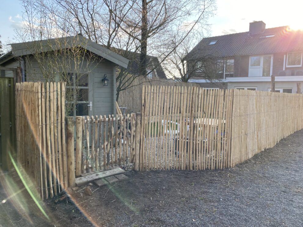 Frans schapenhek katanje 175 cm hoog, latafstand 2 cm, kastanje paal 250 cm lang, diameter 7/9 cm, gepunt, kastanje paal 300 cm lang, diameter 10/12 cm, gepunt, RVS schroeven 4,5 x 60, 100 stuks inclusief bitje, schapenhek poort kastanje enkel, 120B x 100H (linksdraaiend)