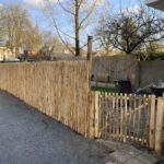 Frans schapenhek katanje 175 cm hoog, latafstand 2 cm, kastanje paal 250 cm lang, diameter 7/9 cm, gepunt, kastanje paal 300 cm lang, diameter 10/12 cm, gepunt, RVS schroeven 4,5 x 60, 100 stuks inclusief bitje, schapenhek poort kastanje enkel, 120B x 100H (linksdraaiend)